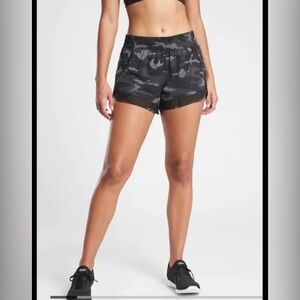 Athleta Mesh Racer Run 4in Black Camo Athletic Shorts Sz XS